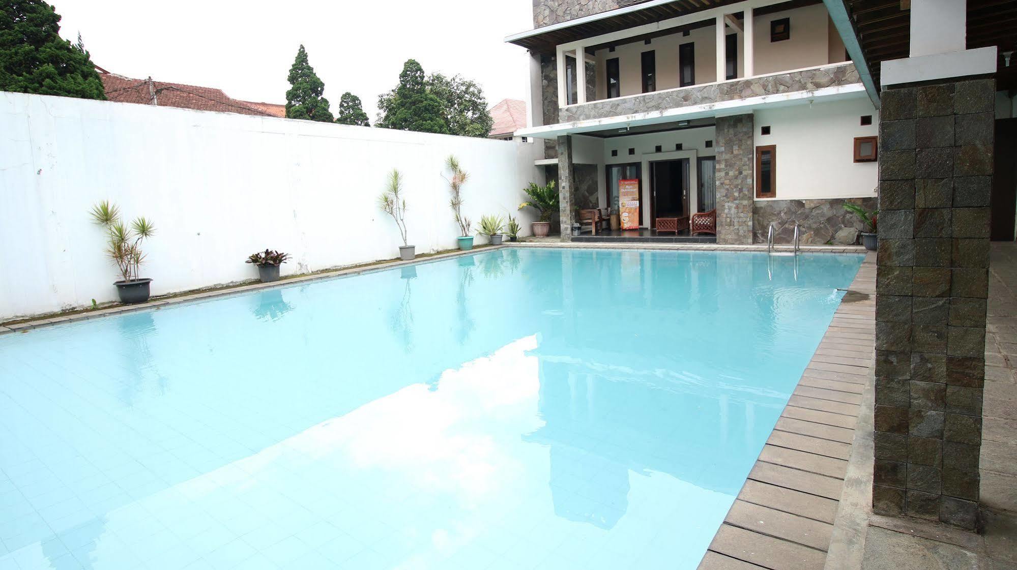 Zen Rooms Grand Hotel Lembang Bagian luar foto