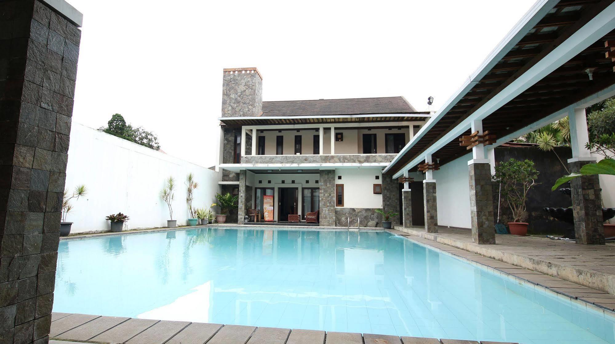 Zen Rooms Grand Hotel Lembang Bagian luar foto